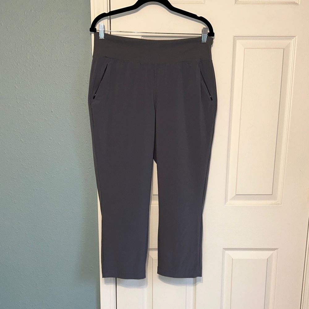 Eddie Bauer women’s size medium Cropped Pants